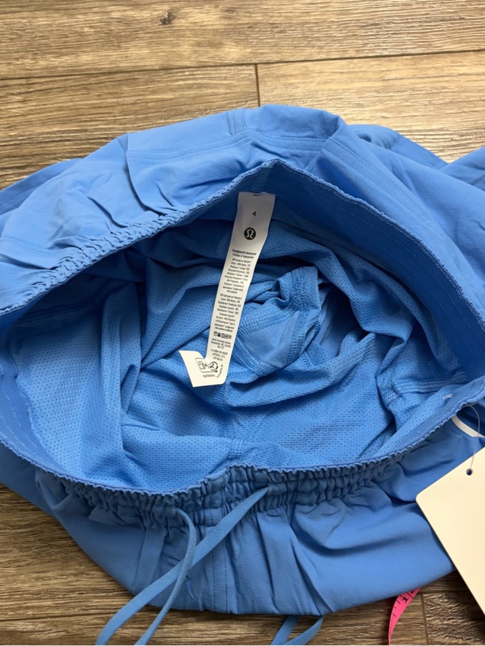 NWT Lululemon Court Rival High-Rise Short 3" (Pool Party/White) Size 4 - Picture 4 of 10